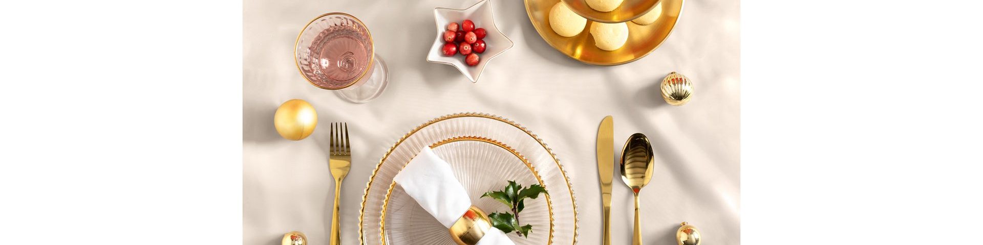 komplet złotych sztućców na stół
